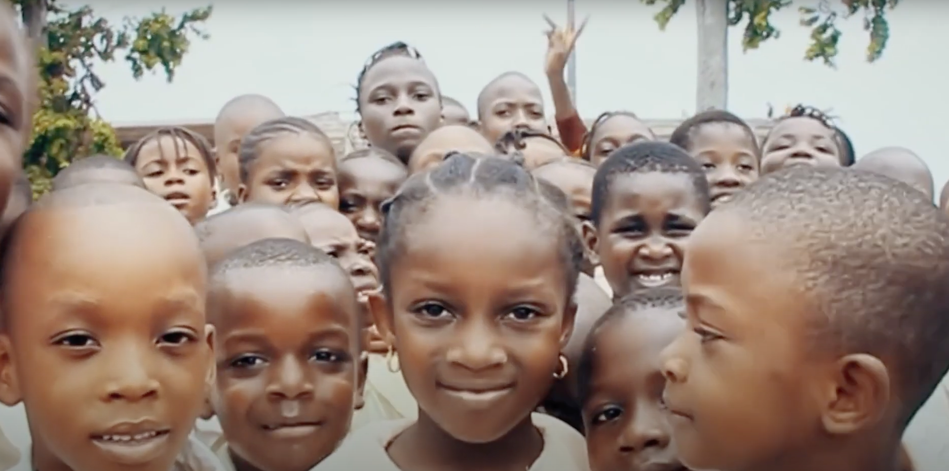 Des visages de jeunes enfants au congo