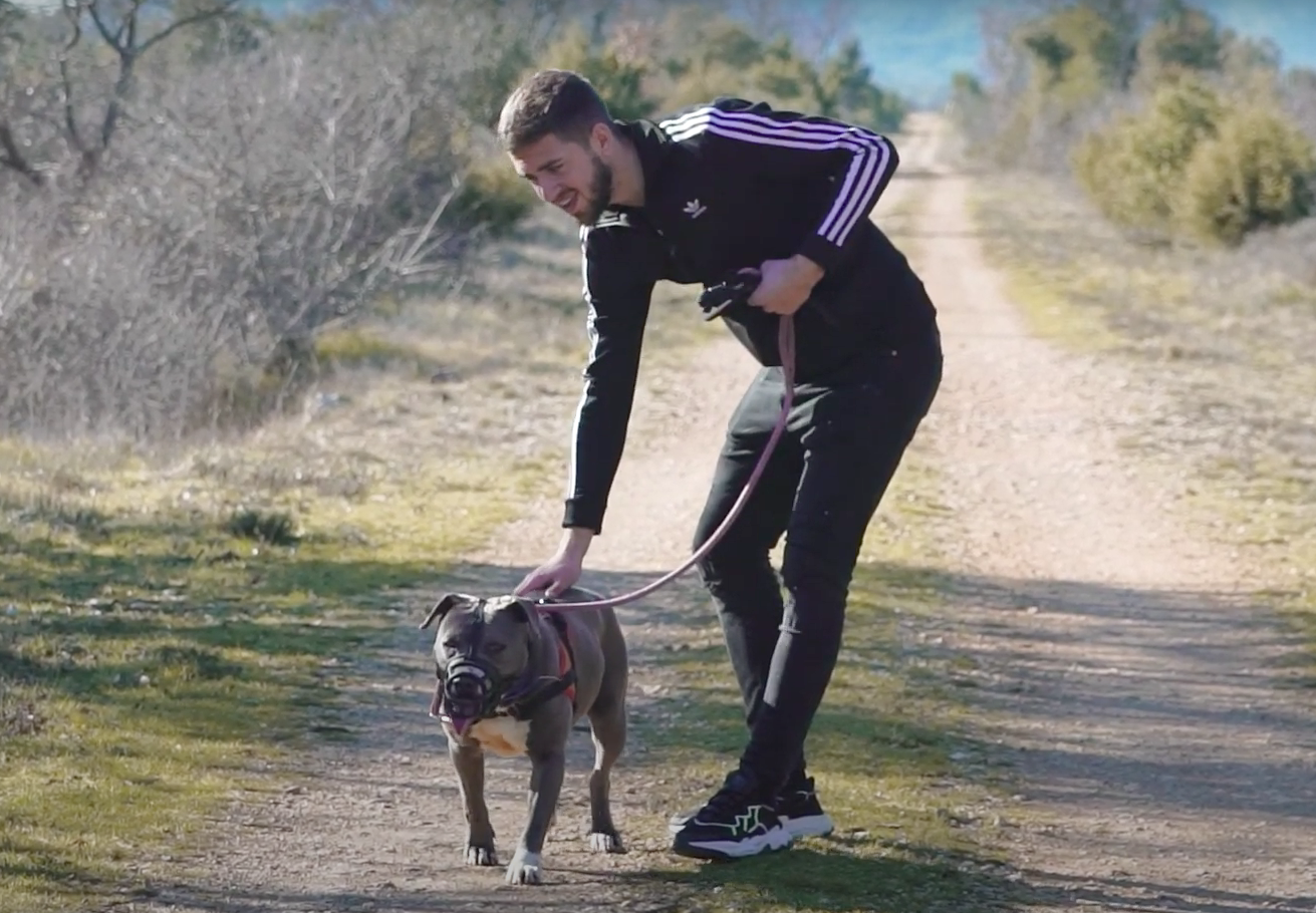 Paul Bernardoni avec un chien