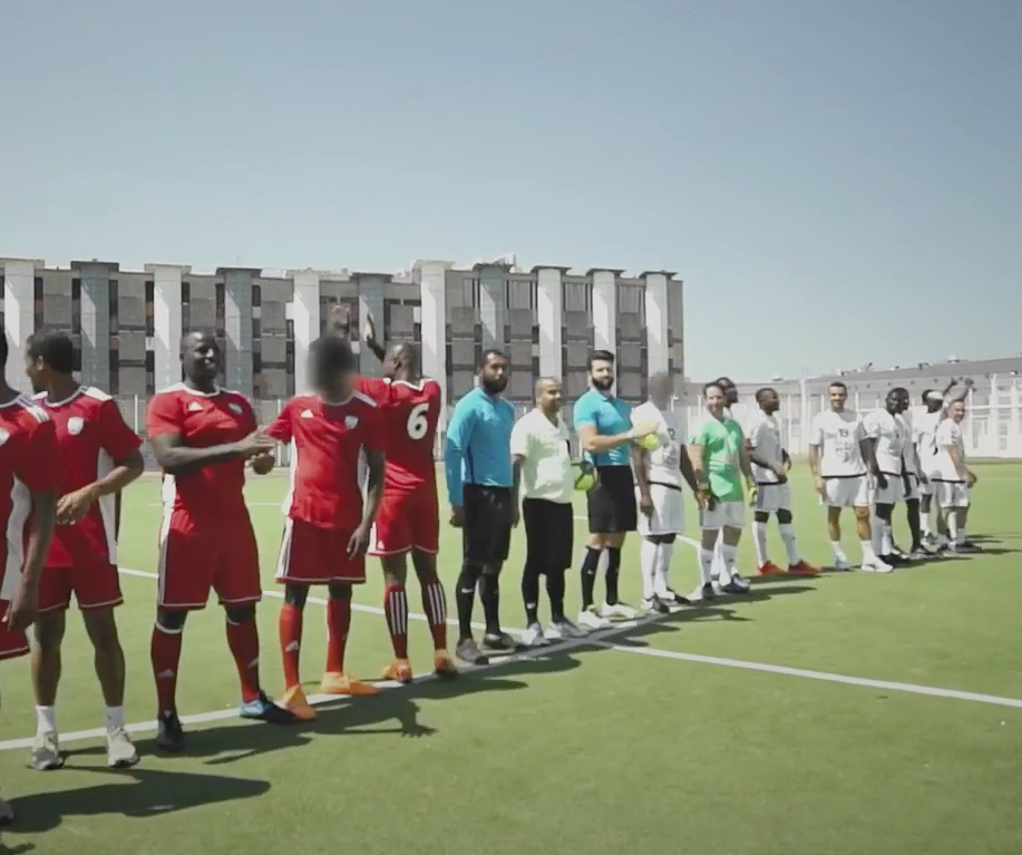 Match de foot à la prison de Fleury-Mérogis