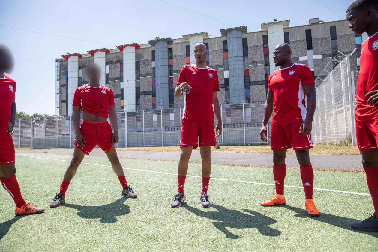 des joueurs se préparent à un match dans le stade de la prise