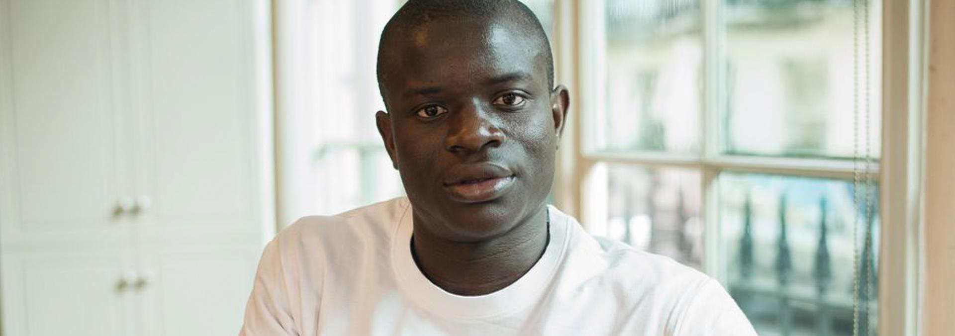 N'golo Kanté pose pour Players For Society