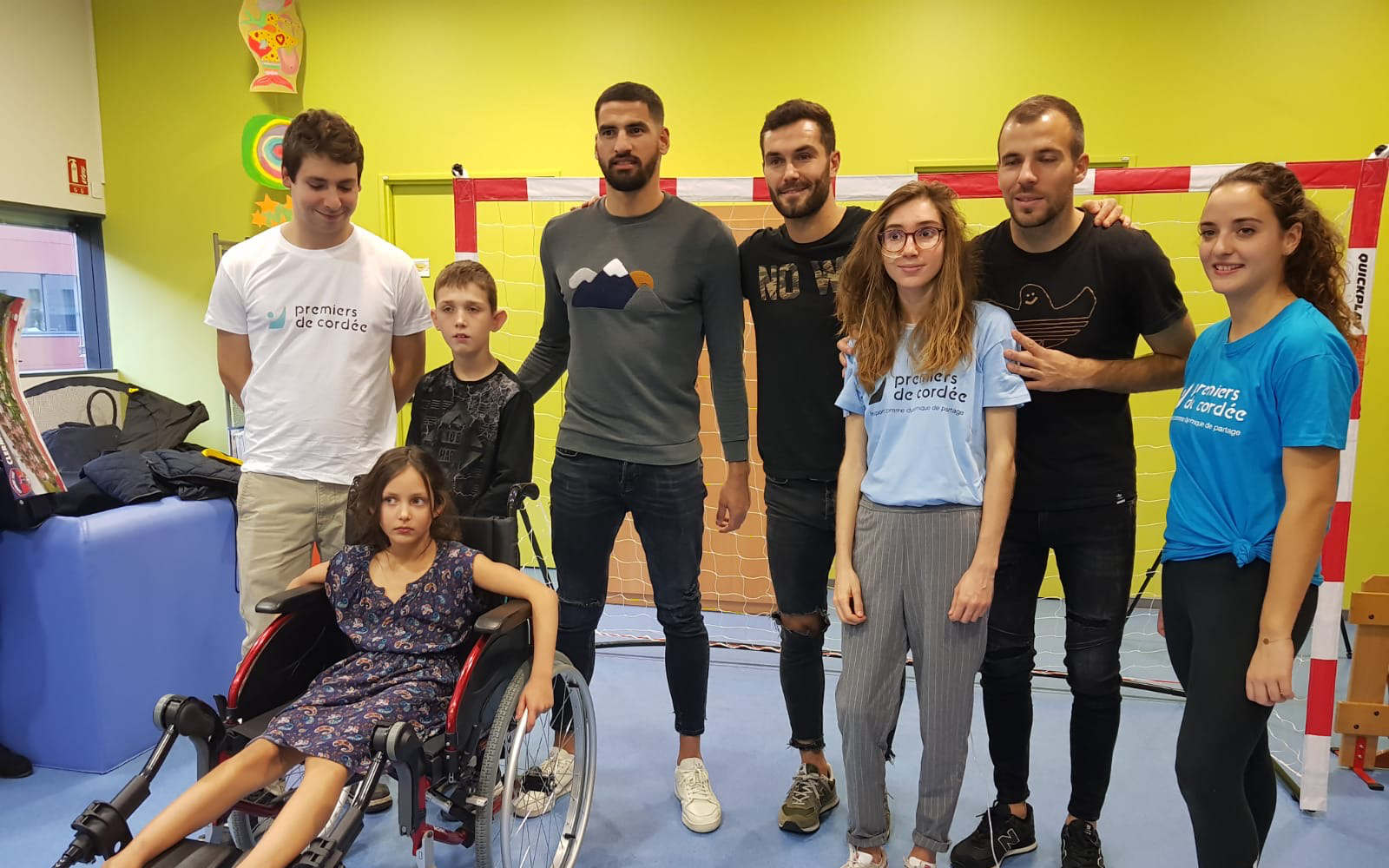 Les players for society posent avec des enfants handicapés