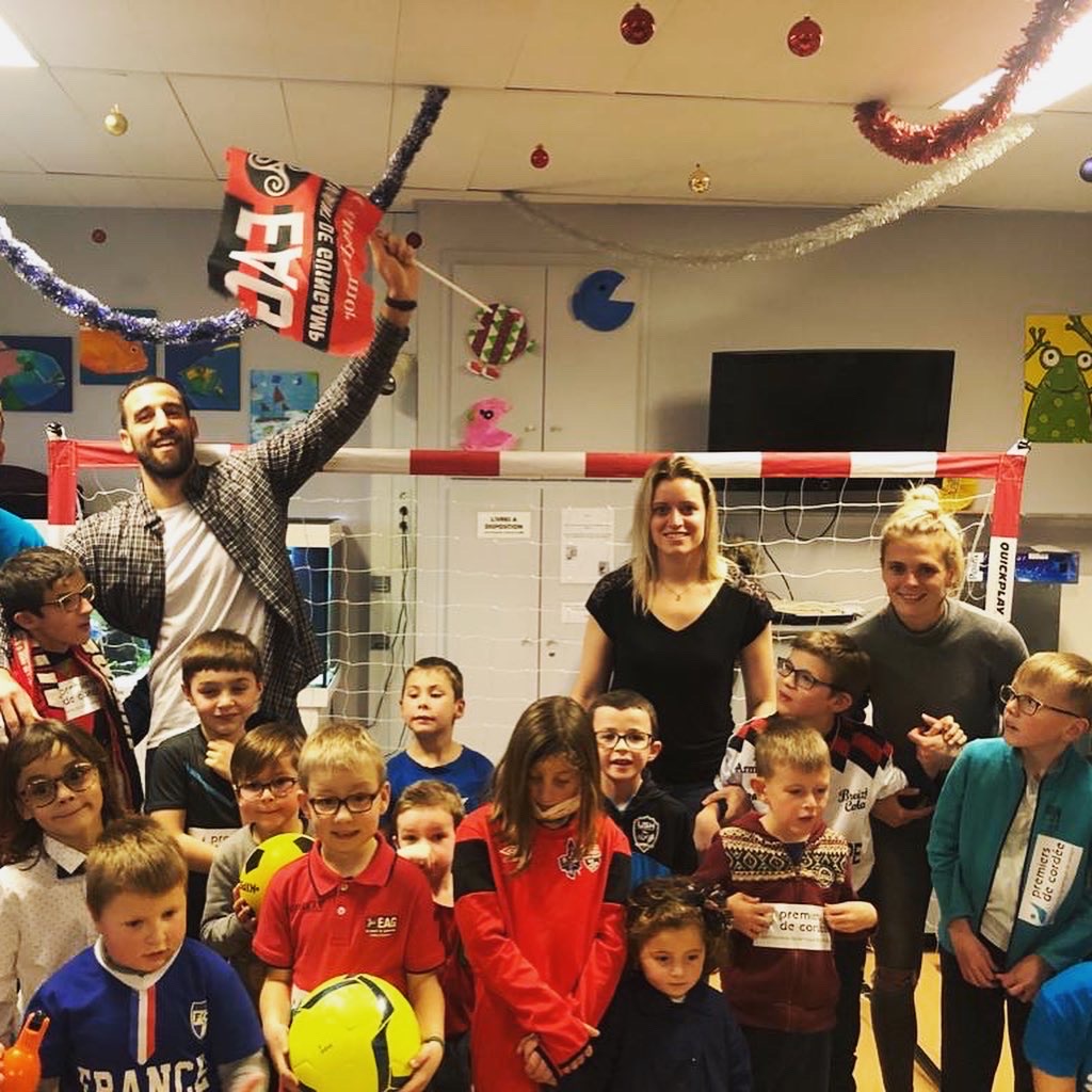 un joueur de guingamp et des enfants à l'hopital