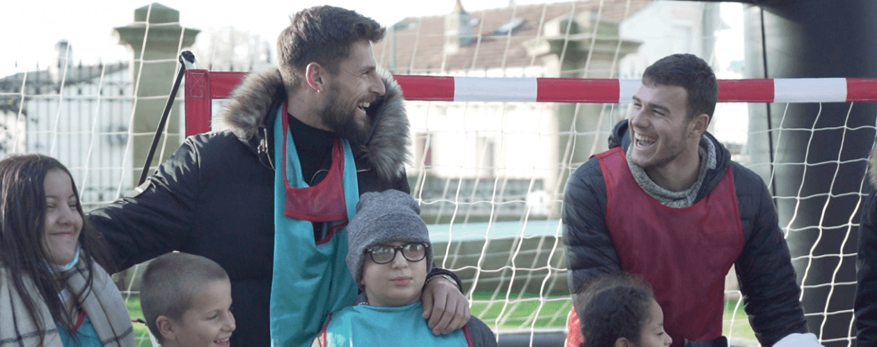 Benoit costil joue au football avec des enfants