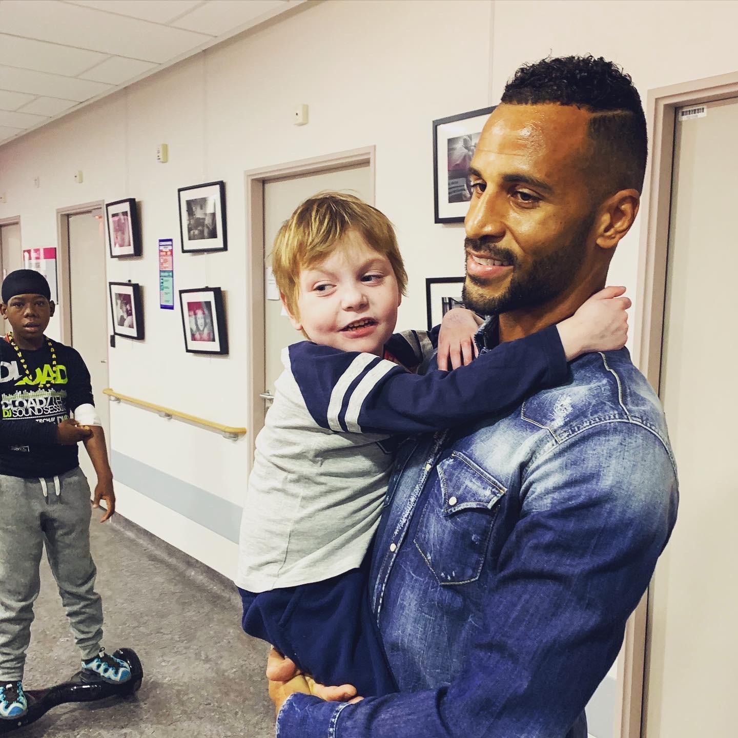 Le footballeur de Guingamp et un enfant